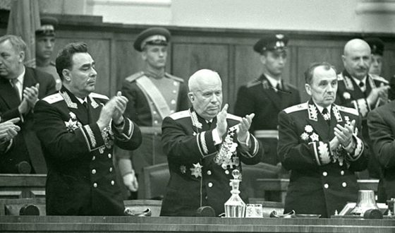 Леонид Брежнев и Никита Хрущев в 1961 году