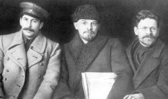 Иосиф Сталин, Владимир Ленин и Михаил Калинин во время 8-го съезда партии, март 1919 г